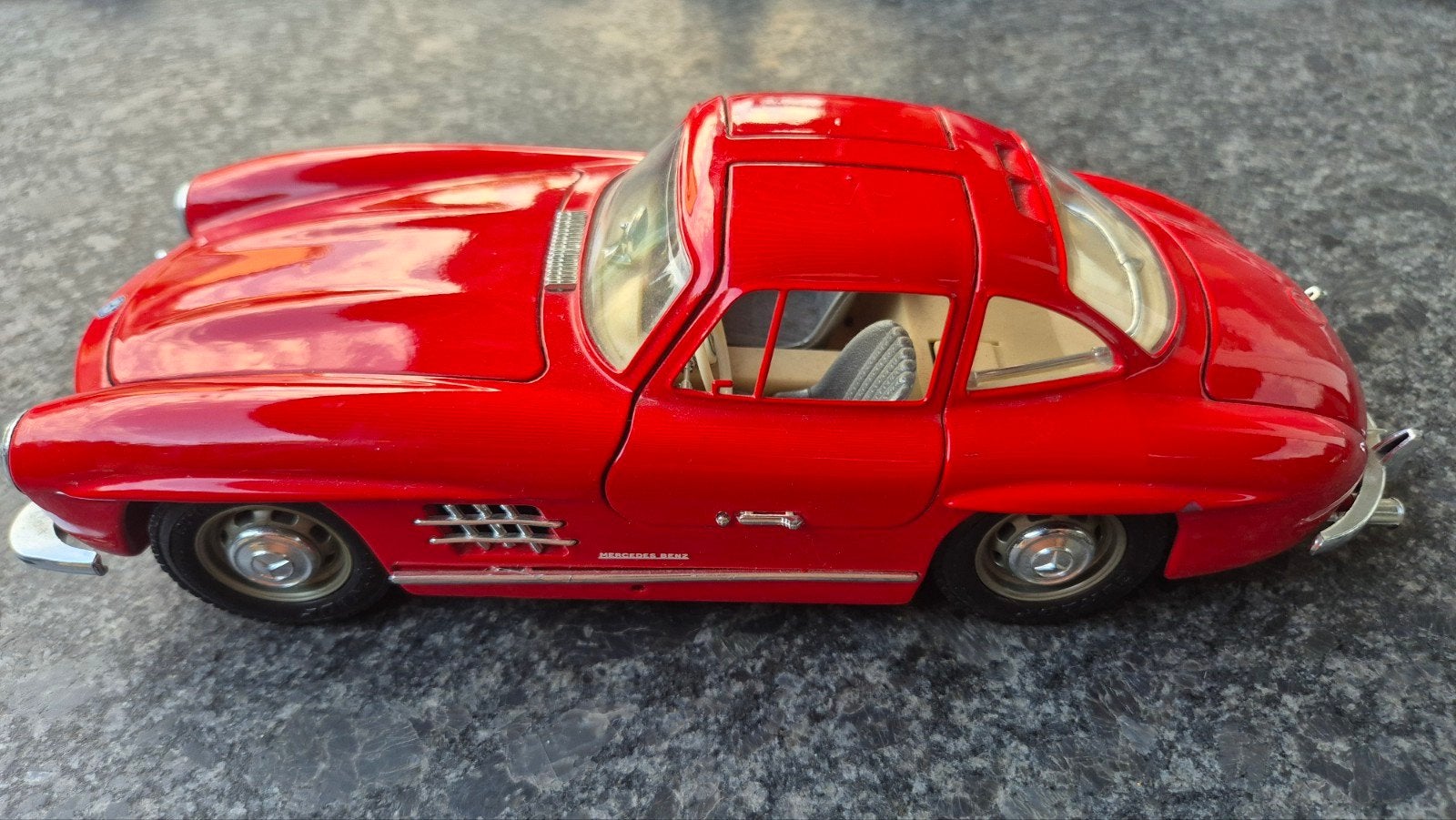 Mercedes-Benz 300 SL Schaalmodel Rood - Gedetailleerd, Ophalen, Zo goed als nieuw, Overige typen