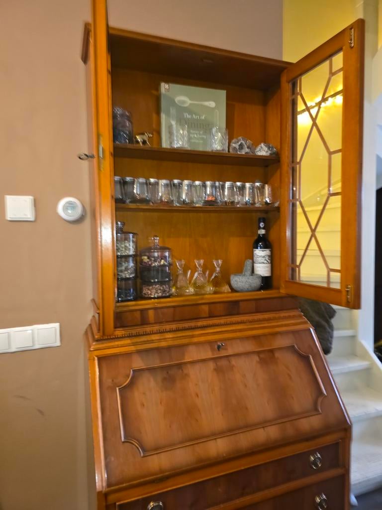 Secretaire, kersenhout. Vitrinekast, Ophalen