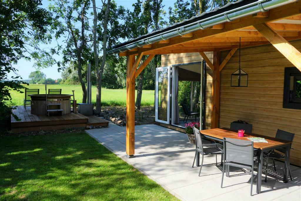**Schitterende lodge met privé hottub nabij strand Renesse**, Internet, 2 slaapkamers, Zeeland, Landelijk