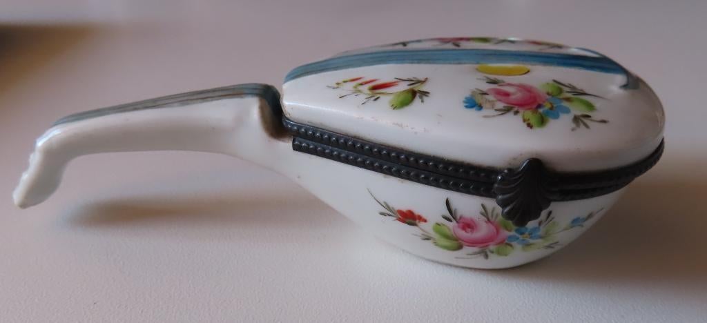 Uit inboedel: Porseleinen pillendoos in mandoline vorm,incl, Verzenden