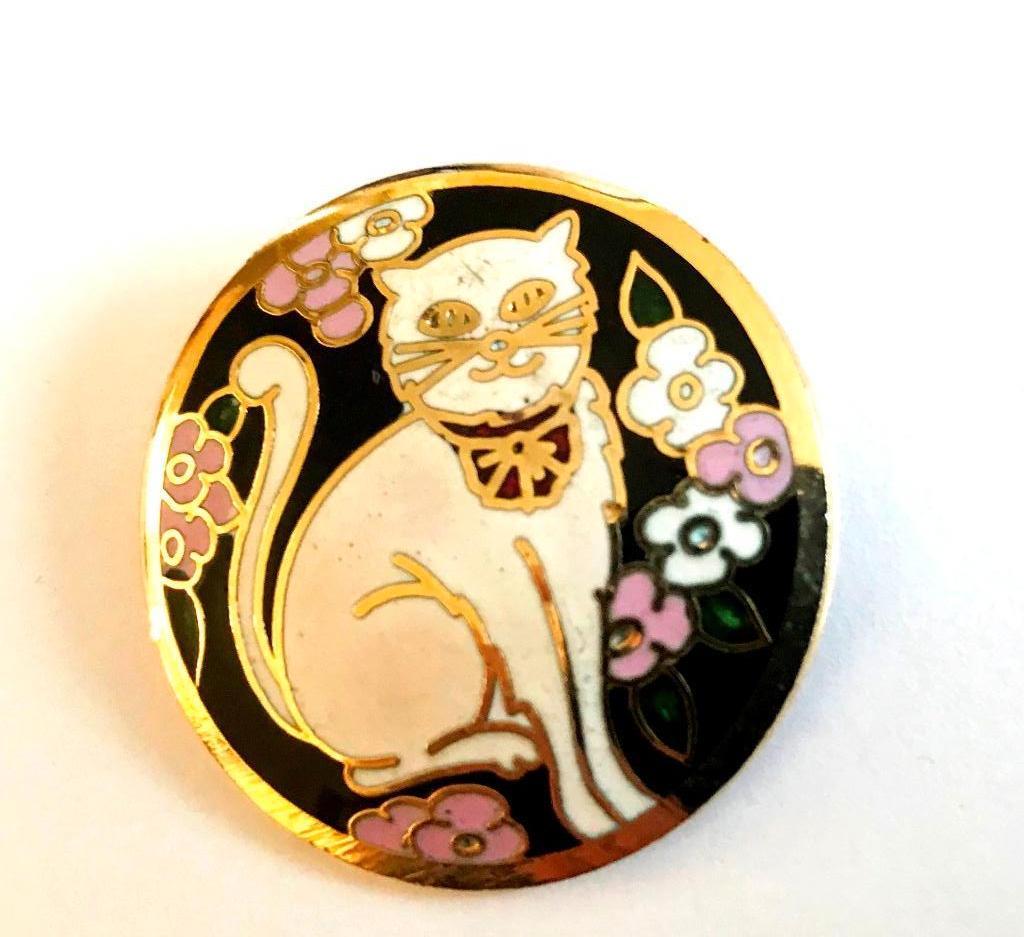Vintage Schattige kat en bloemen emaille broche, Sieraden, Tassen en Uiterlijk, Broches, Verzenden, Zo goed als nieuw, Overige materialen