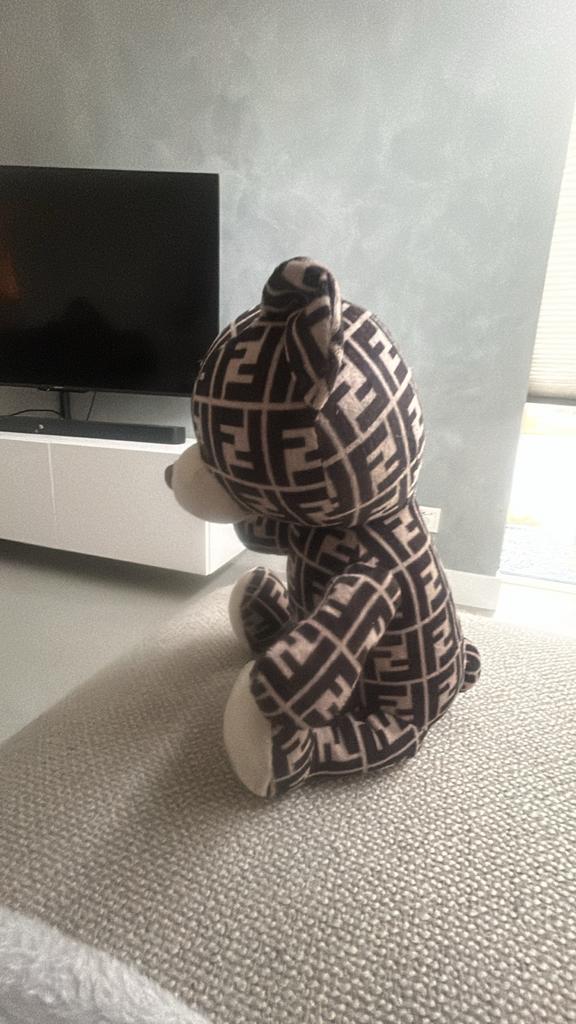 Fendi Beer Knuffel - Zo goed als nieuw, Kinderen en Baby's, Speelgoed | Knuffels en Pluche, Ophalen, Zo goed als nieuw, Beer