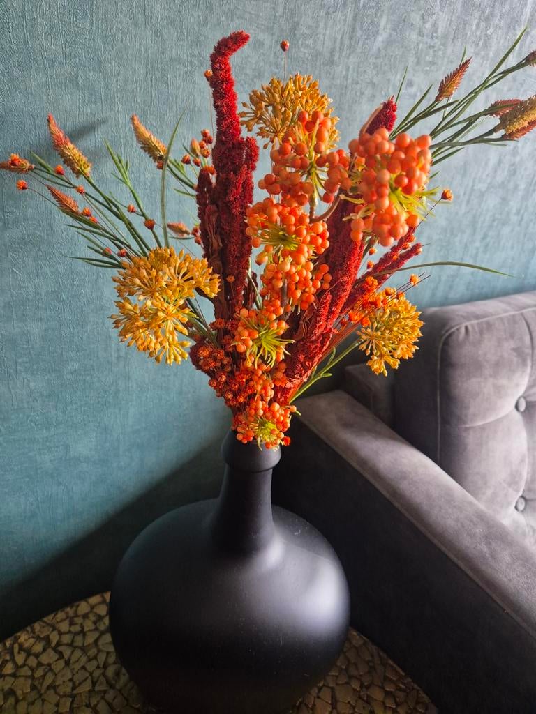 Mooie zwarte vaas met kunstbloemen., Huis en Inrichting, Woonaccessoires | Vazen, Nieuw, Zwart, Minder dan 50 cm, Ophalen of Verzenden