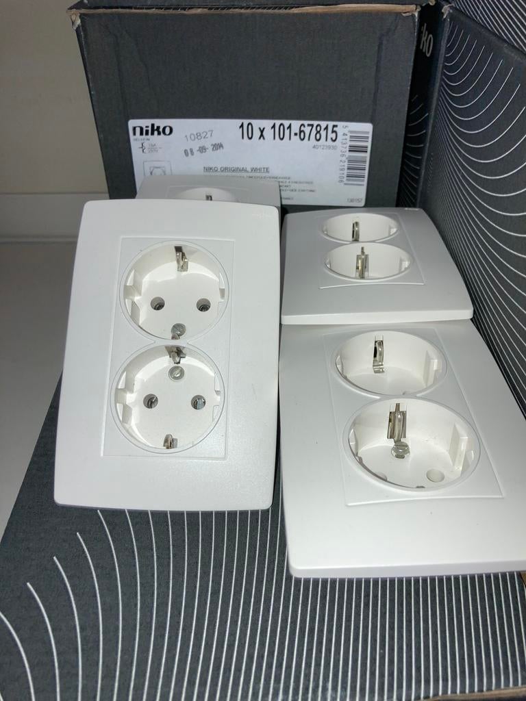 122 stuks nieuw Niko dubbel stopcontact 101-67815 white, Doe-het-zelf en Verbouw, ., Nieuw, Ophalen of Verzenden, .
