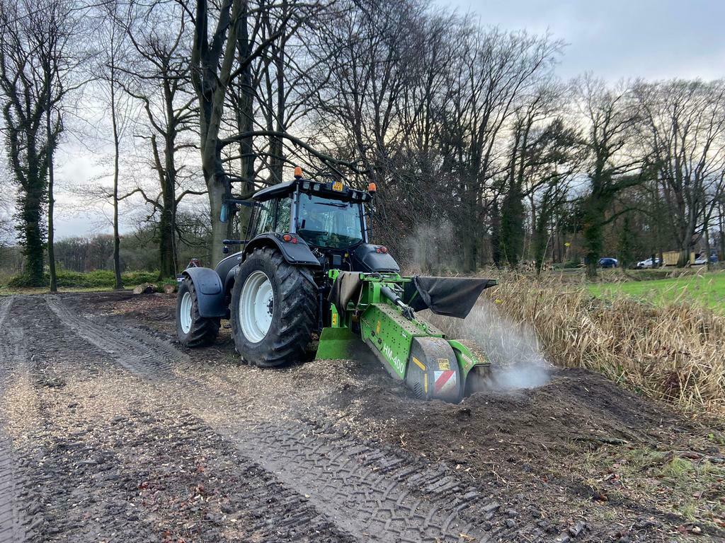 Bos- Boomverzorging Stobbefrezen Grond- straatwerk Transport, Tuinonderhoud of Snoeiwerk