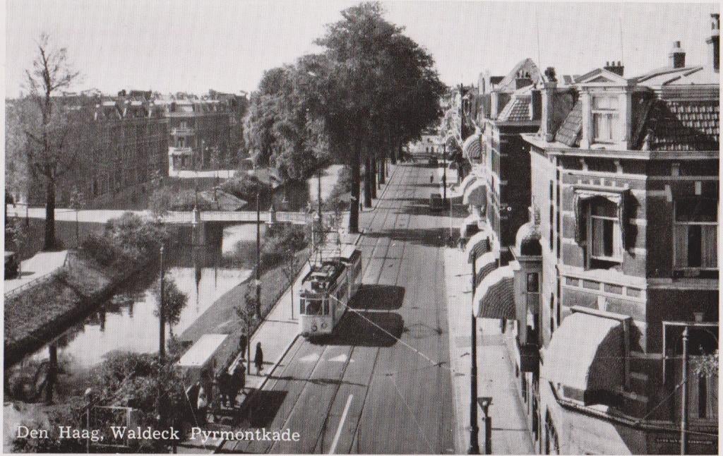 Den Haag , Waldeck Pyrmontkade met tram, Ophalen of Verzenden, 1940 tot 1960, Ongelopen, Zuid-Holland