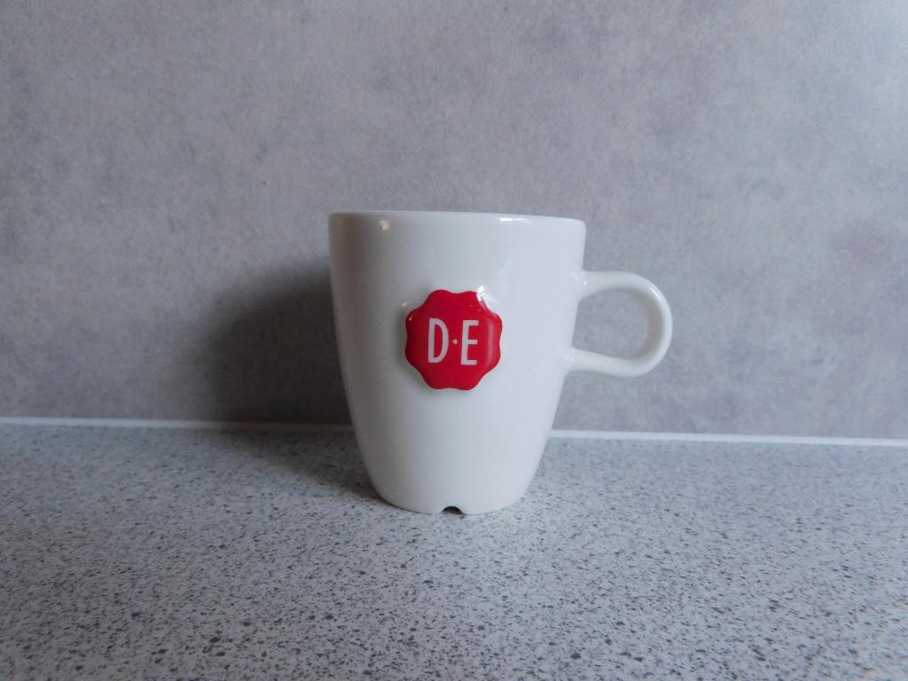 Mok150 ml. Creme Rood zegel Royal Raja DE, Ophalen of Verzenden, Zo goed als nieuw, Overige stijlen, Kop(pen) en/of Schotel(s)