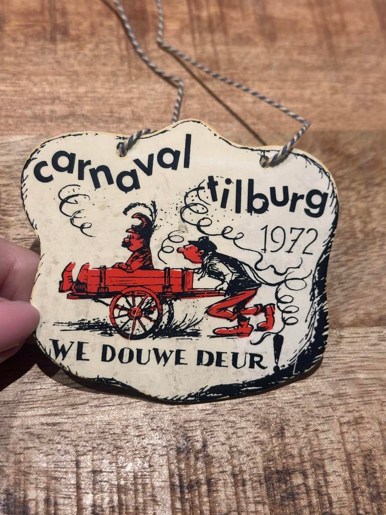 Carnaval Tilburg Kruikenstad 1972 zeldzaam jaarmotto embleem, Ophalen of Verzenden, Overige maten