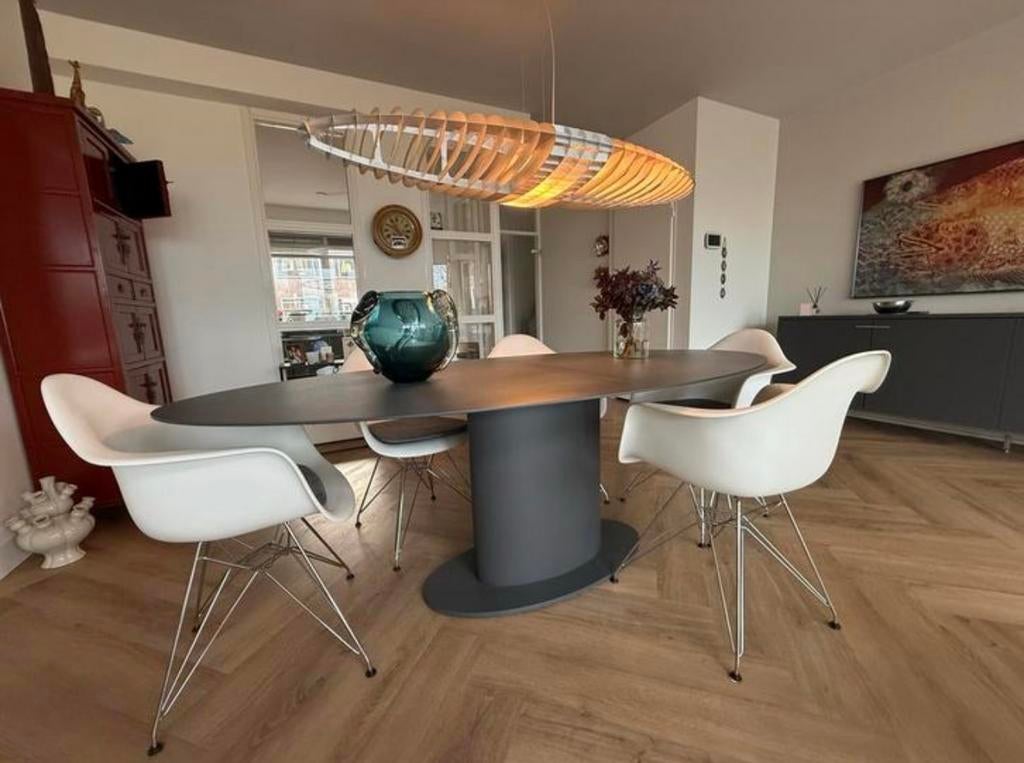 Ovalen design tafel grijs., 100 tot 150 cm, 200 cm of meer, Ophalen of Verzenden, Zo goed als nieuw