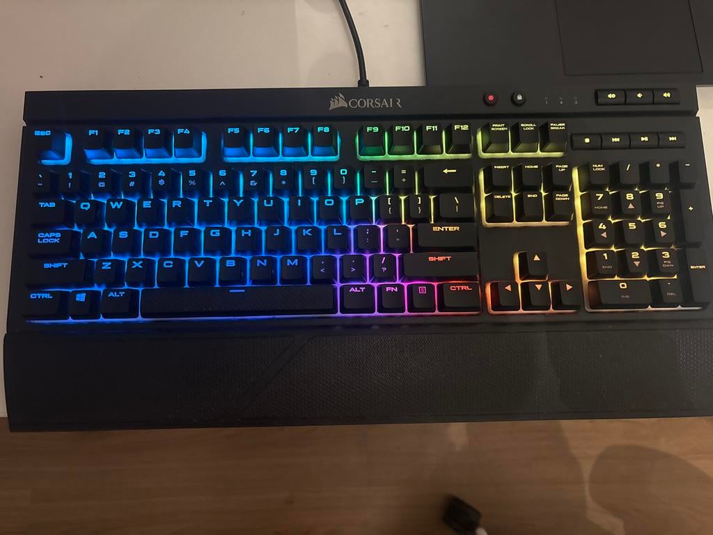 Corsair K68 RGB Gaming Toetsenbord - Cherry MX Red, Computers en Software, Toetsenborden, Ophalen, Gebruikt, Qwerty, Gaming toetsenbord