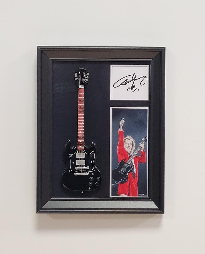 Angus Young ACDC zwart miniatuur gitaar op lijst decoratie, Info@deconoord.nl, Nieuw, Ophalen of Verzenden, Foto of Kaart