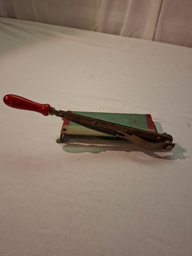 Antieke snijmachine met rood handvat, Antiek en Kunst, Antiek | Gereedschap en Instrumenten, Ophalen of Verzenden