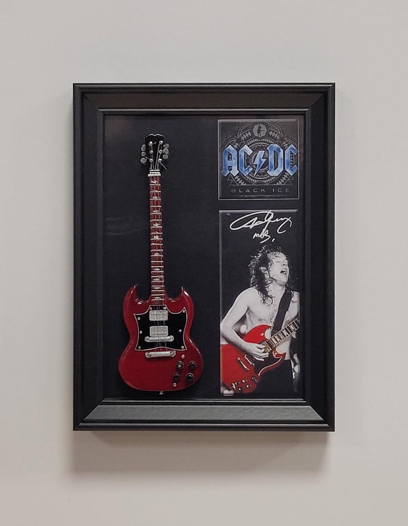 Angus Young ACDC lijst met miniatuur gitaar decoratie lijst, Info@deconoord.nl, Deco Noord, Nieuw, Ophalen of Verzenden