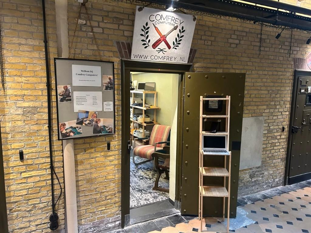Kop koffie over MacBook? Dat is vaak te repareren!, Comfrey Computers, Zo goed als nieuw, Blokhuisplein 40, 8911LJ Leeuwarden