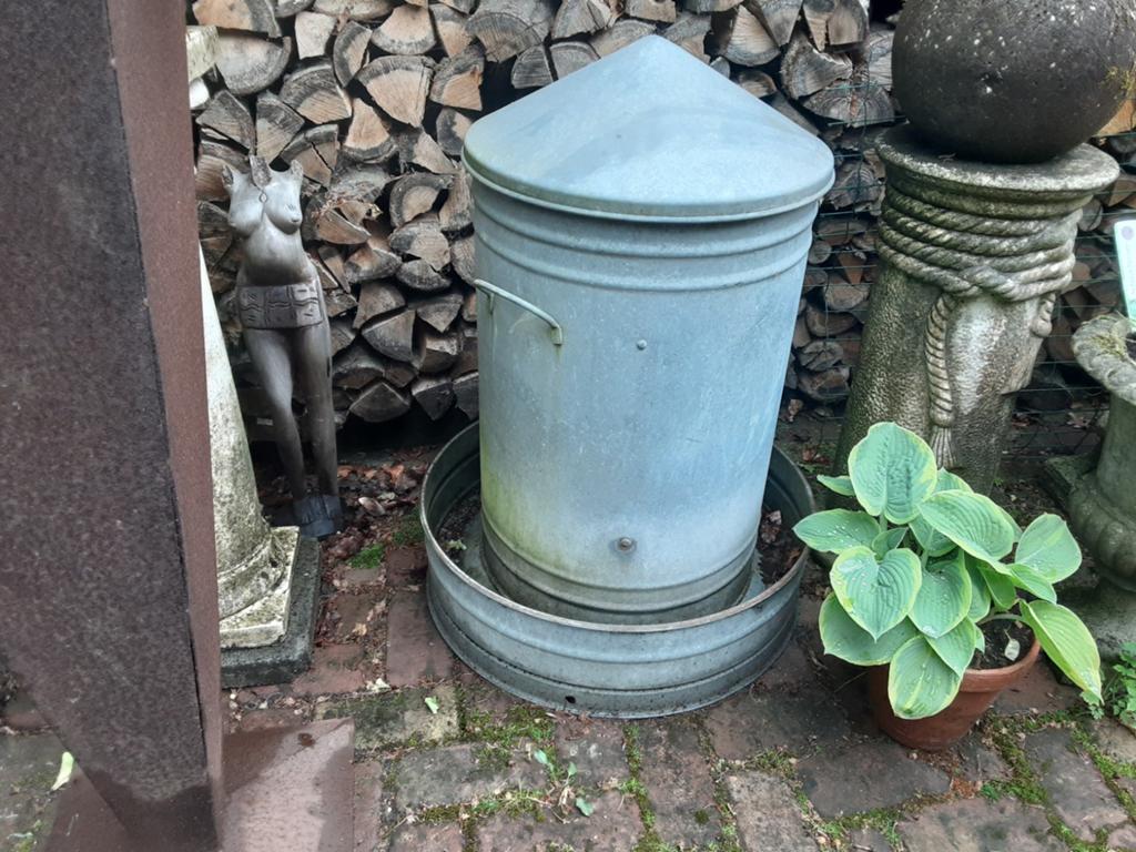 Grote kippenvoerbak, Ophalen, Vee