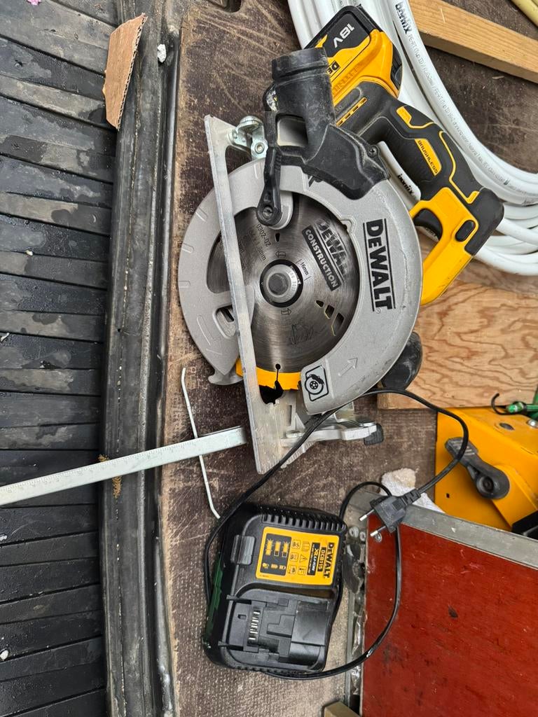 Dewalt dcs570 18c cirkelzaag accu lader, Cirkelzaag, Ophalen of Verzenden, Zo goed als nieuw, 30 tot 70 mm