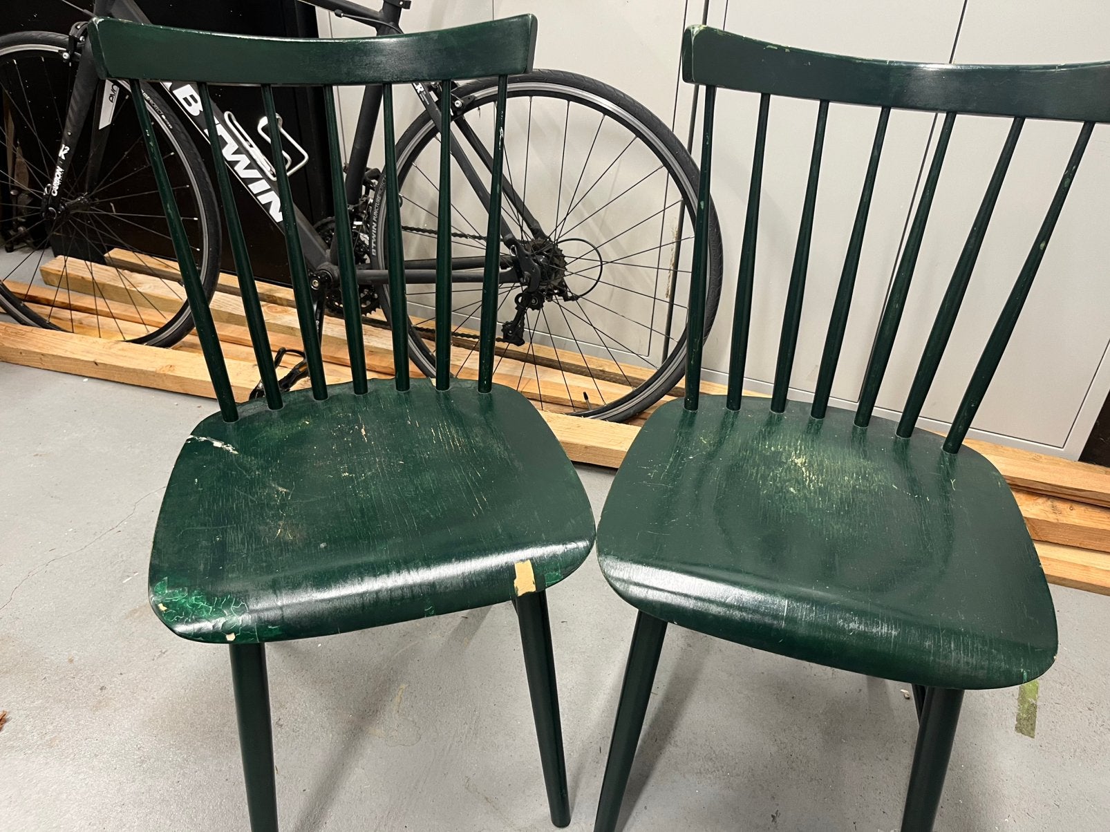 2 groene houten stoelen - gratis af te halen, Ophalen