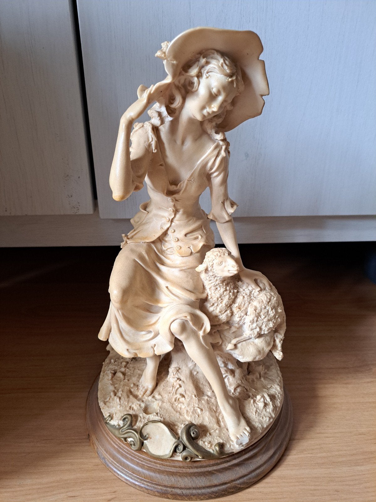 Decoratief beeldje: Vrouw met schaap, Antiek en Kunst, Ophalen of Verzenden, 20 - 50 cm, Op sokkel, Beeld
