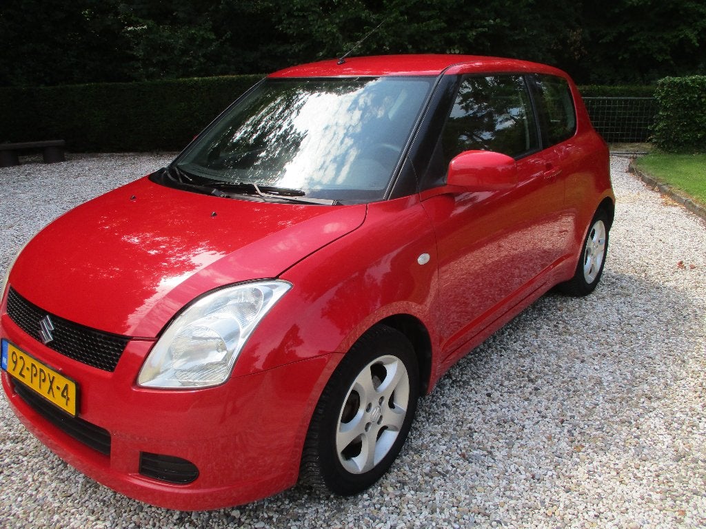 suzuki swift 1.3 gls stuurb. airco abs, Auto's, Suzuki, Euro 2, Zwart, 400 kg, Swift
