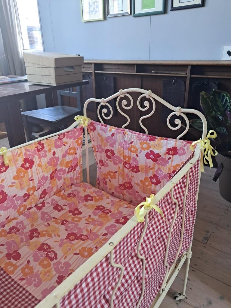 Brocante metalen ledikantje, Ophalen
