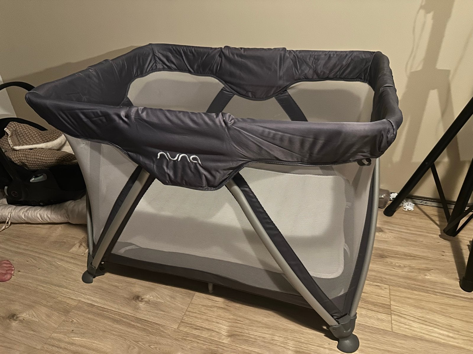 Nuna campingbedje met verhoger en Aerosleep topper, Ophalen of Verzenden, Zo goed als nieuw, Grijs, Verstelbaar
