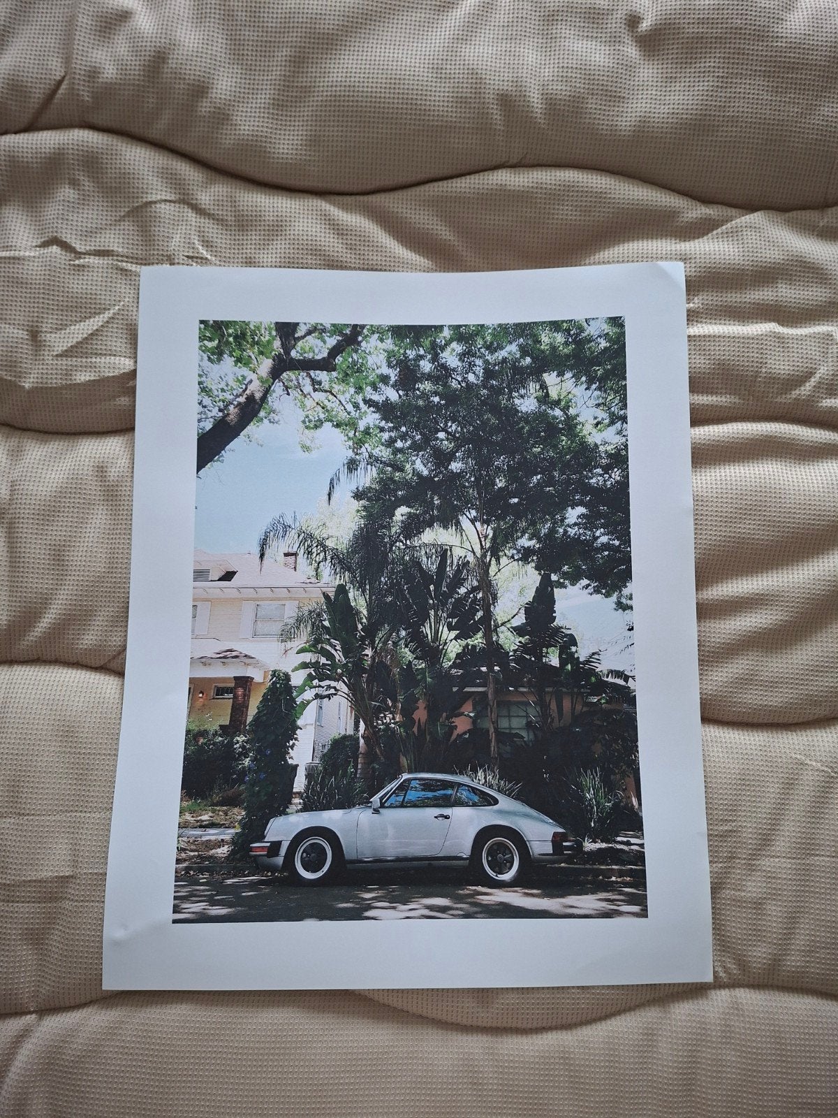 Poster L x B 50 x 40cm - Auto in tropische omgeving, Ophalen of Verzenden, Nieuw, Rechthoekig Staand, Overige onderwerpen