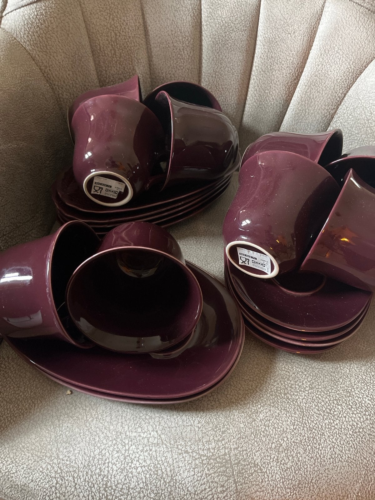 IKEA Decoratie Servies Bordeaux - Zo goed als nieuw, Huis en Inrichting, Ophalen of Verzenden, Zo goed als nieuw, IKEA, Kop(pen) en/of Schotel(s)