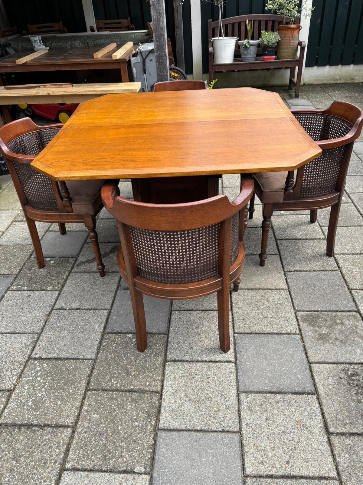 Houten Eetkamertafel met 4 stoelen . Nieuwe bekleding, Ophalen, Gebruikt, 4 tot 6 stoelen