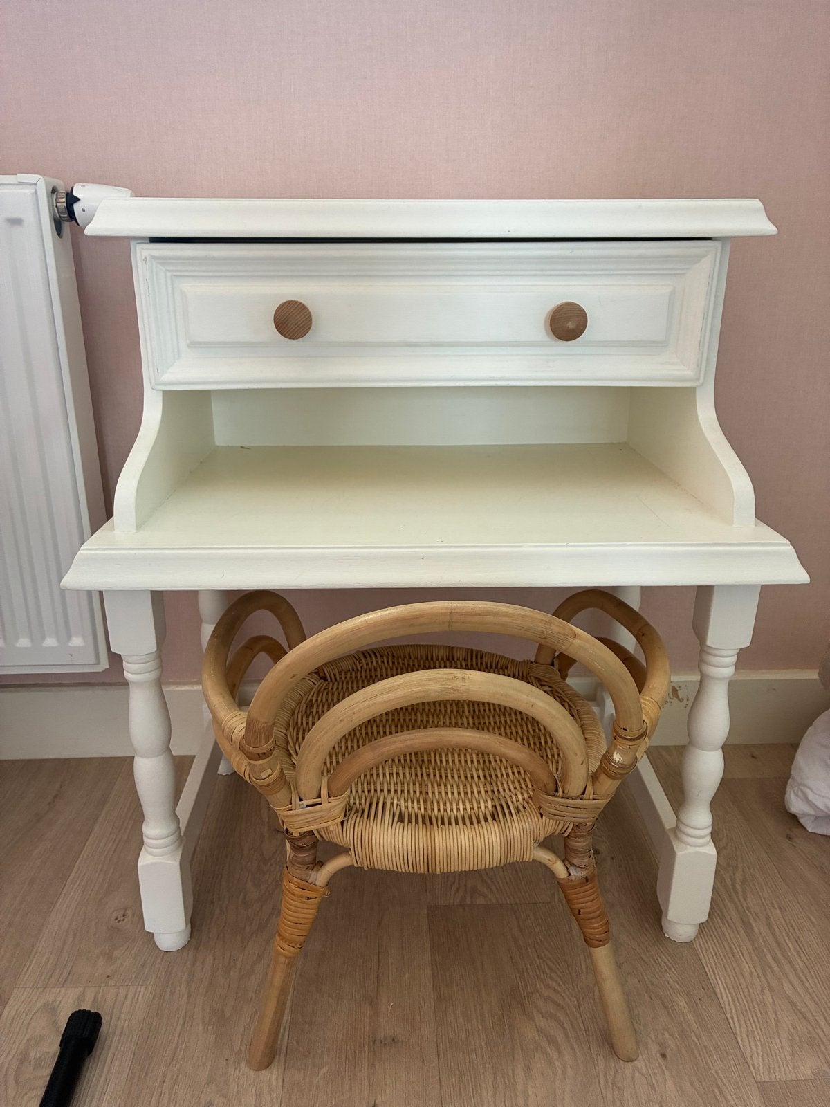 Wit houten bureautje/ tafel met lade en rotan stoeltje, Kinderen en Baby's, Ophalen, Gebruikt, Tafel(s) en Stoel(en)