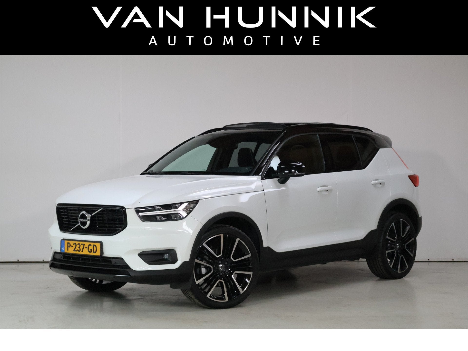 Volvo XC40 2.0 T5 AWD R-Design | Pano | Stoel+Stuur verwarmd, Auto's, Volvo, Automaat, Gebruikt, 4 cilinders, 1969 cc