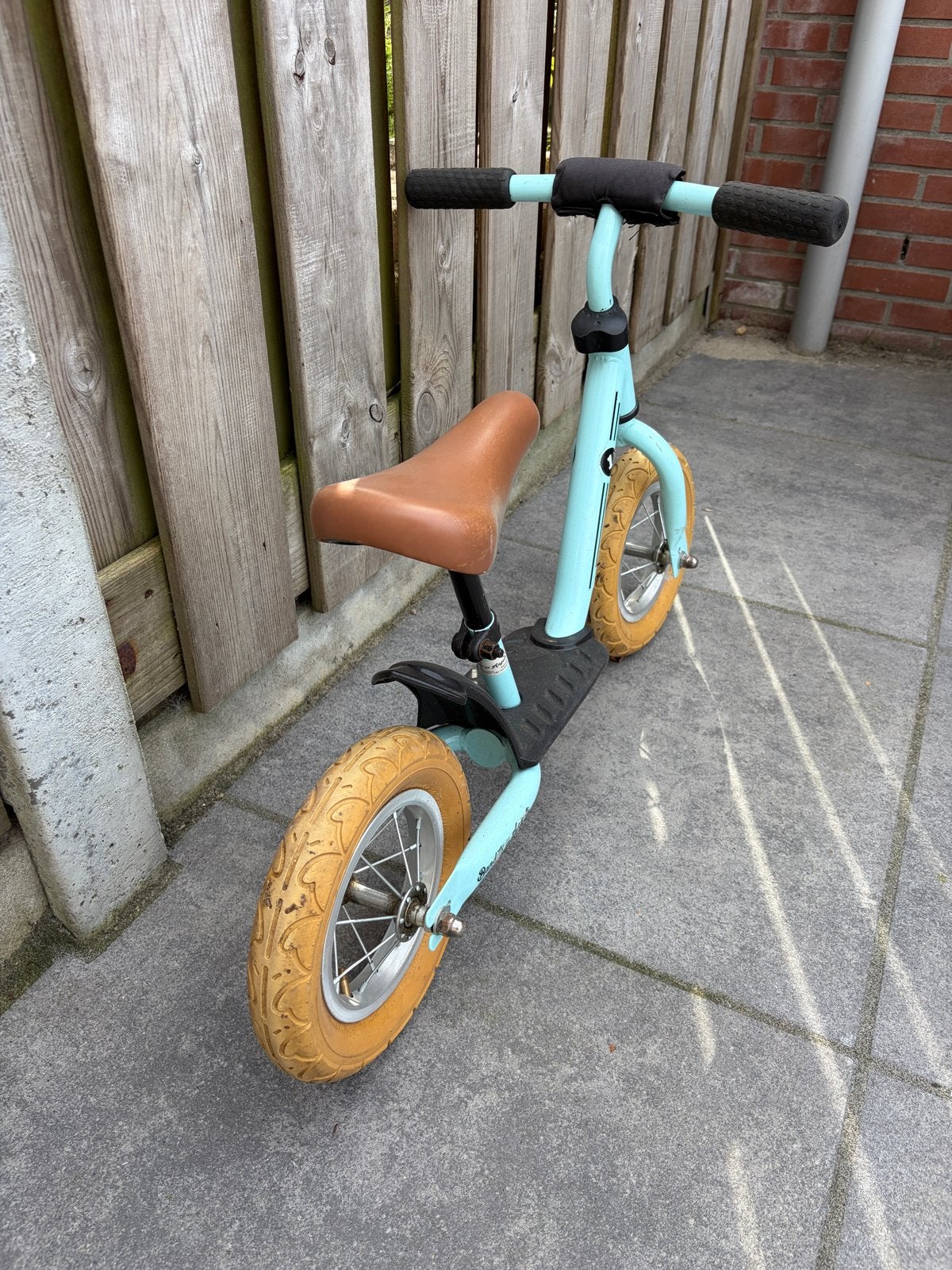 Foto 4 van Bandits and Angels loopfiets, lichtblauw met bruin zadel