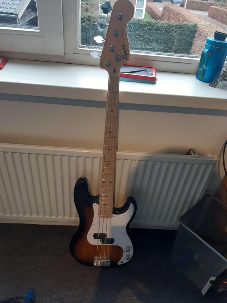 Squier Basgitaar en EBS Mark 2 versterker, Muziek en Instrumenten, Snaarinstrumenten | Gitaren | Bas, Ophalen, Zo goed als nieuw