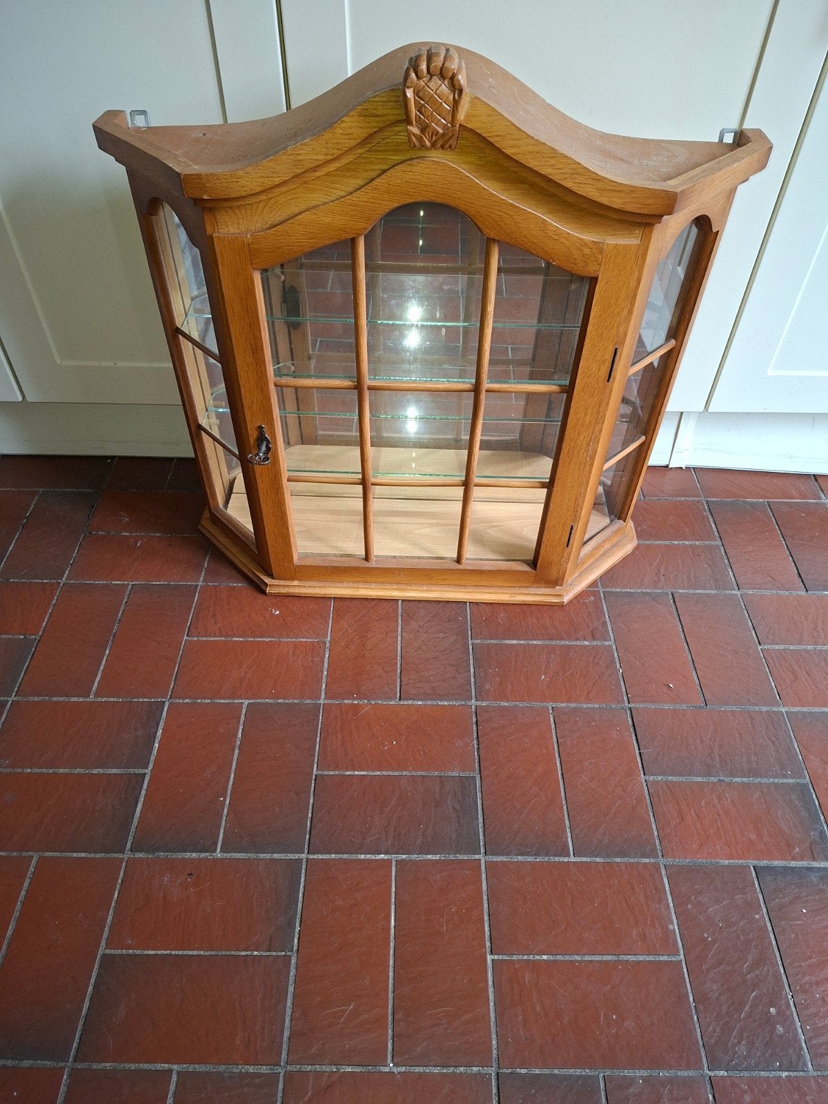 Antieke houten vitrinekast met glazen planken, Ophalen