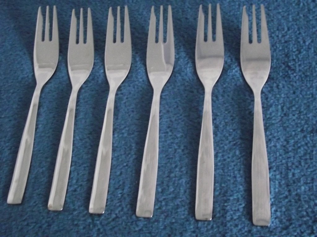 8 stuks RVS drietand taartvorkje 12,5 cm 18/10 als nieuw p s, Ophalen of Verzenden