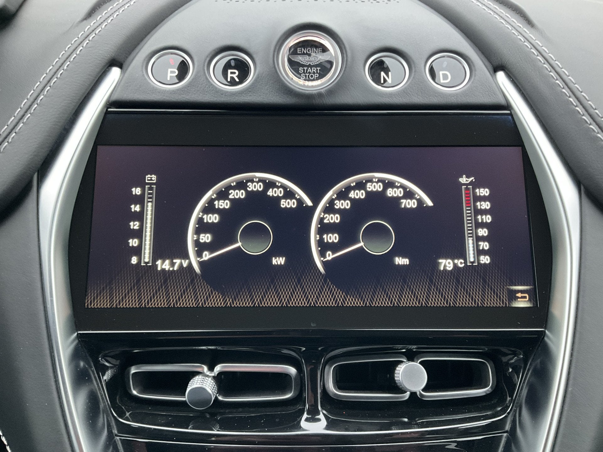 Foto 6 van Aston Martin Dbx 4.0 V8 360 Memory Stoelverw/koeling Sfeer
