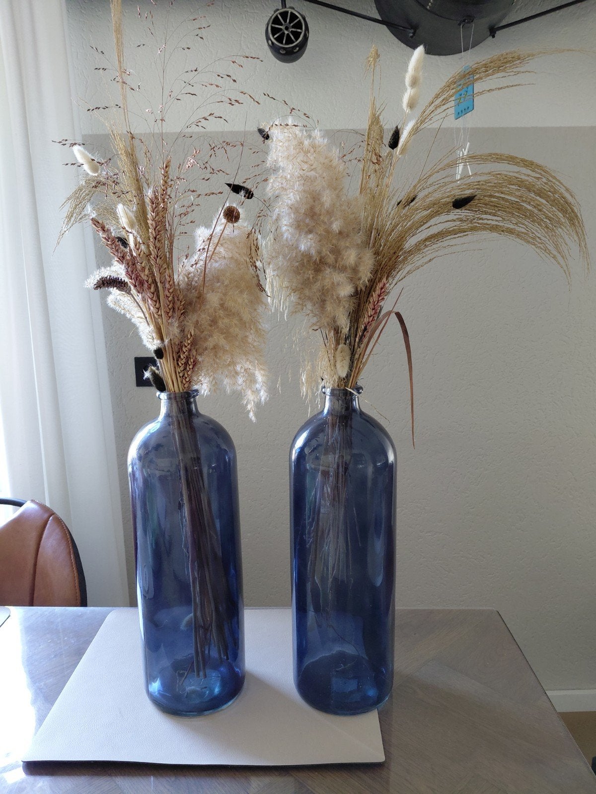 2 Grote Blauwe Glazen Vazen met droogboeketten, Ophalen