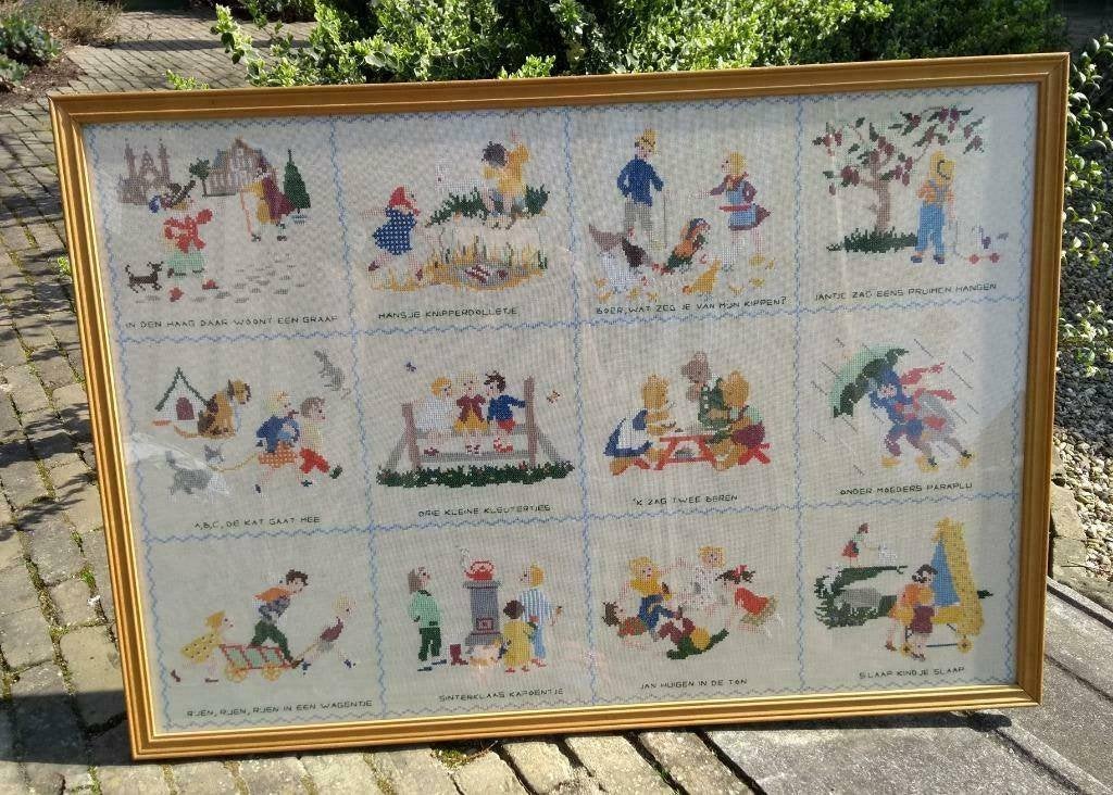 Prachtig geborduurd schilderij 12 oude kinderversjes liedjes, Ophalen of Verzenden, Zo goed als nieuw, Handborduren, Overige typen