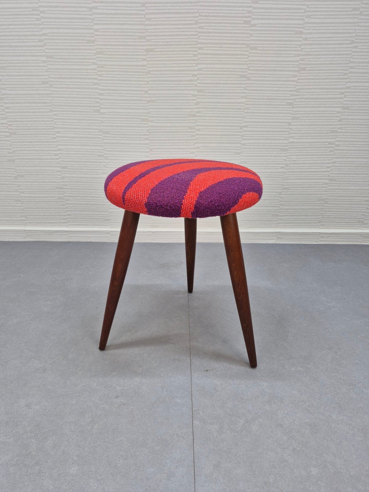 Vintage ronde voetenbank, houten poten met nieuwe stoffering, Ophalen of Verzenden, ., ., .