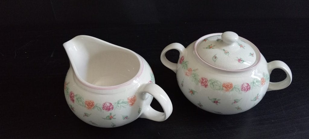 Laura Ashley 'Rosebud' suikerpot en melkkan roze roosjes), Ophalen of Verzenden, Aardewerk, Overige stijlen, Overige typen