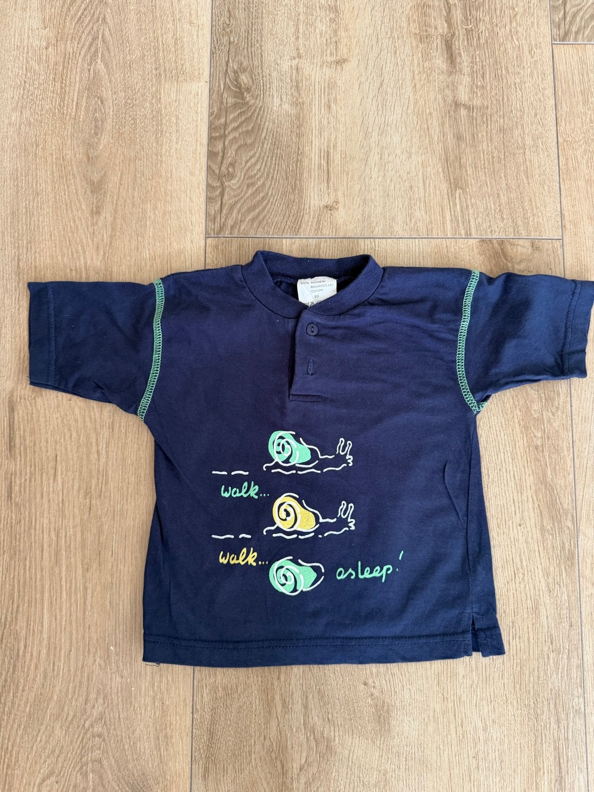 Leuk donkerblauw shirtje met slakkenprint, maat 80, Kinderen en Baby's, Babykleding | Maat 80, Ophalen of Verzenden, Gebruikt