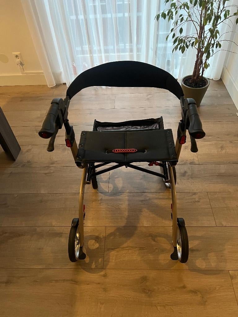 Nitro rollator medium lichtgewicht binnen buiten, nieuwstaat, Diversen, Rollators, Ophalen, Lichtgewicht, Zo goed als nieuw
