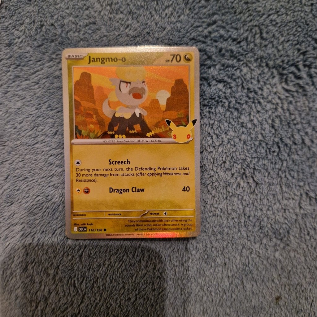 Jangmo-o 110/128 Pokémon 30th Celebration holo, Ophalen of Verzenden, Zo goed als nieuw, Losse kaart, Foil