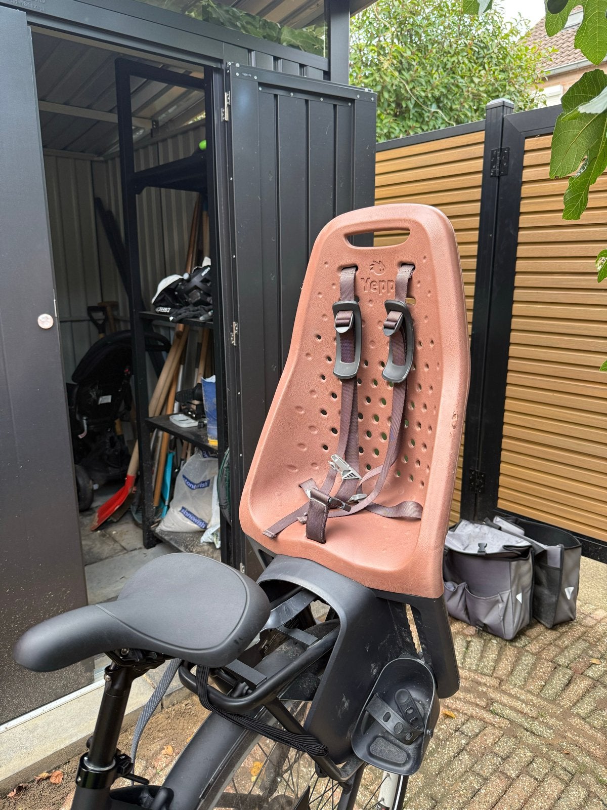Yepp fietsstoeltje achterop met houder e-bike, Ophalen of Verzenden, Gebruikt, Achterzitje