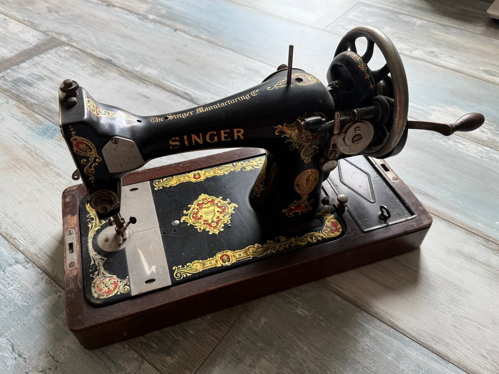Antieke singer naaimachine, Ophalen