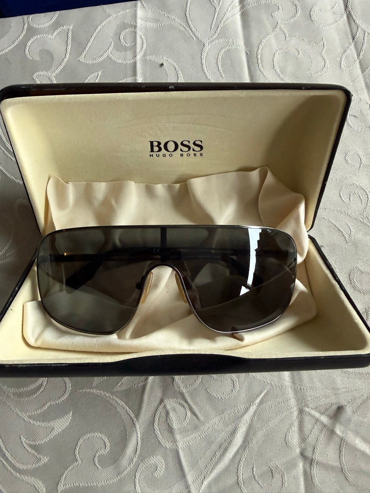 Hugo Boss Titanium Zonnebril - Zo goed als nieuw, Sieraden, Tassen en Uiterlijk, Overige merken, Zonnebril, Zwart, Ophalen of Verzenden