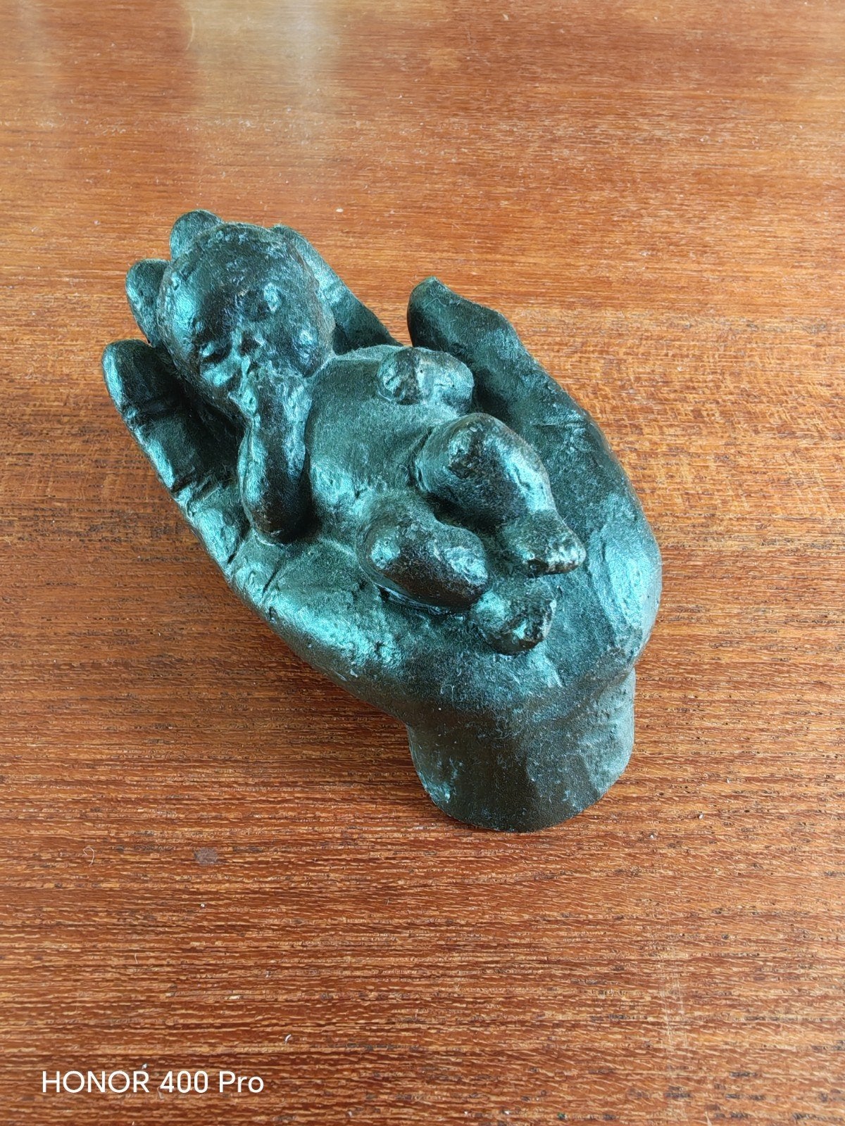 Uniek beeldje: Baby in hand, groen/zwart, 10 cm, Minder dan 20 cm, Ophalen of Verzenden, Handgemaakt, Beeld