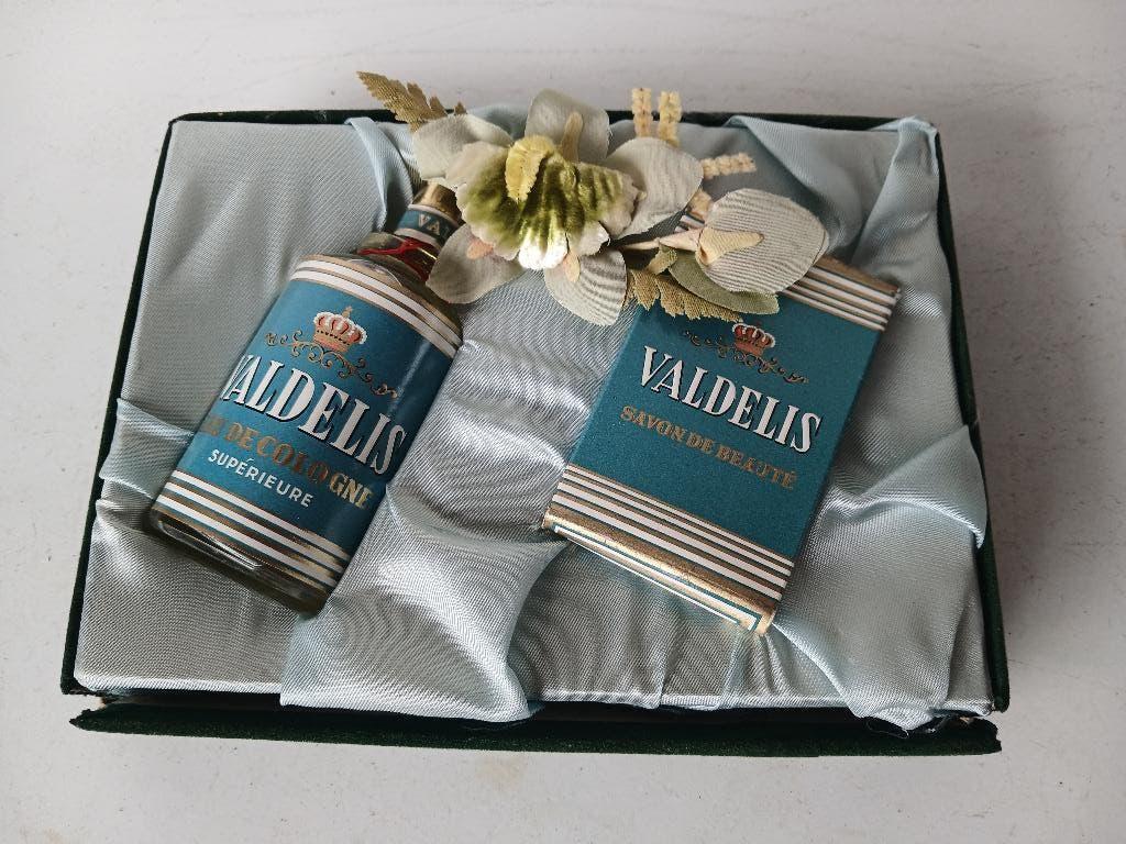 RARITEIT !!! Geschenkdoos Valdelis eau de cologne en zeep., Verzamelen, Verzenden, Zo goed als nieuw, Parfumfles, Gevuld