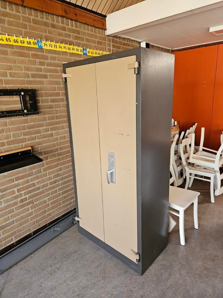 Degelijke kluiskast gratis ophalen in Oss, Huis en Inrichting, Kasten | Overige, Ophalen