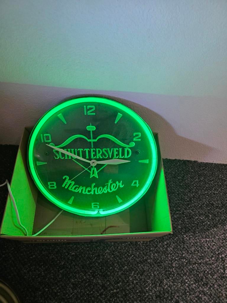 Vintage Schuttersveld Manchester Neonklok - Werkt Perfect, Verzamelen, Merken en Reclamevoorwerpen, Ophalen of Verzenden