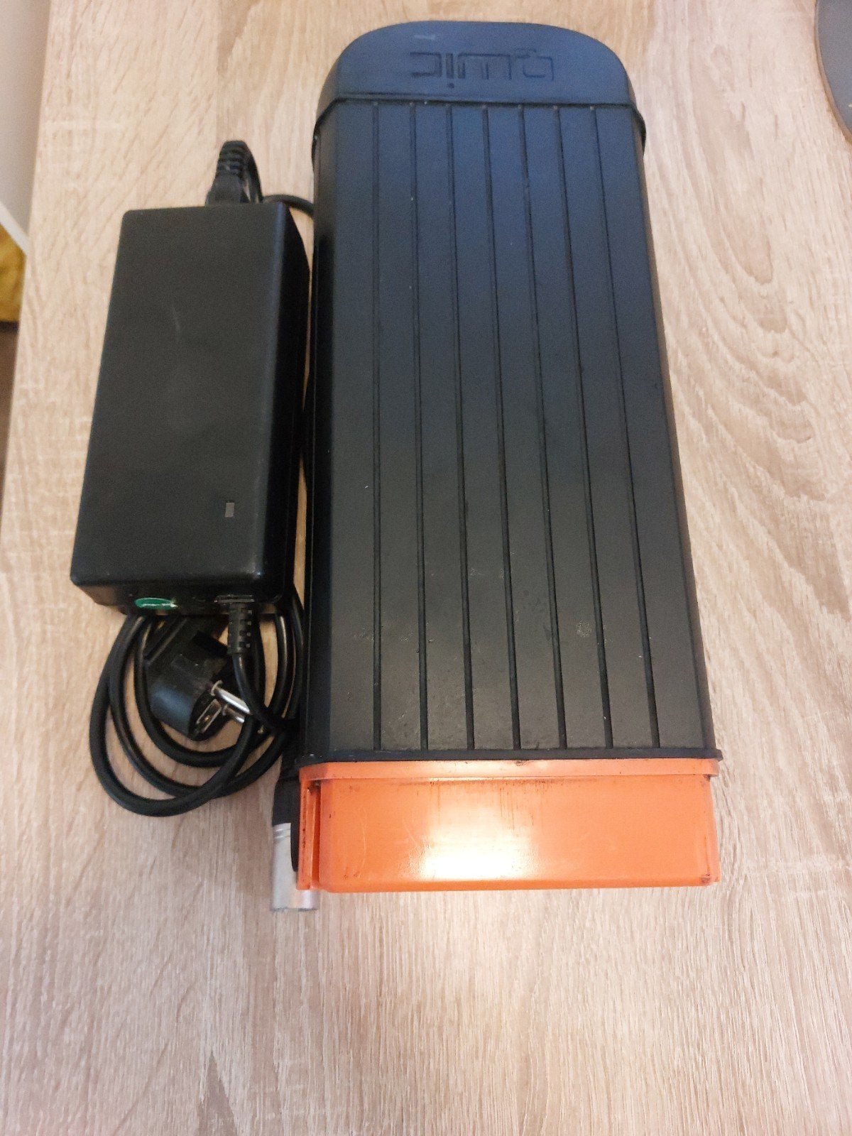 fiets accu Qwc 36v 4pins met lader werk prima, Ophalen, Zo goed als nieuw